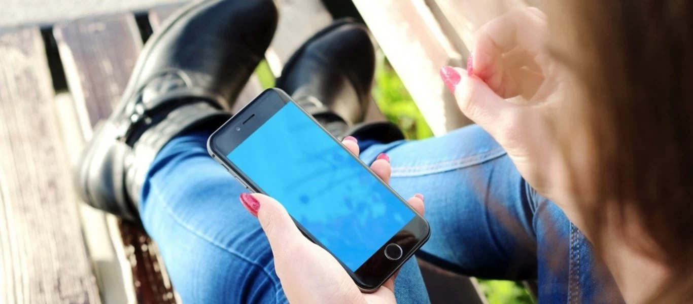 Έρευνα: Η συχνή χρήση κινητού από τους εφήβους συνδέεται με αύξηση του βάρους